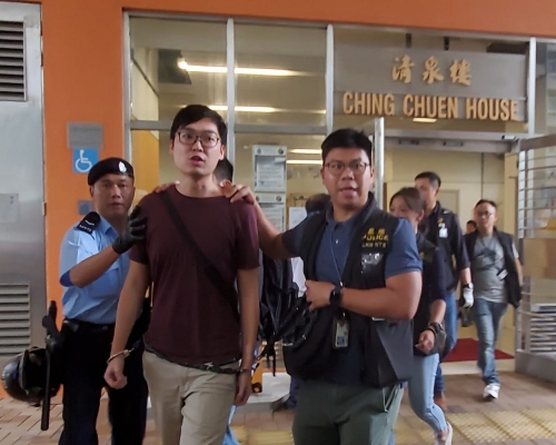 警方下午約3時20分押解陳浩天到沙田水泉澳邨清泉樓的寓所搜證。 林思明攝