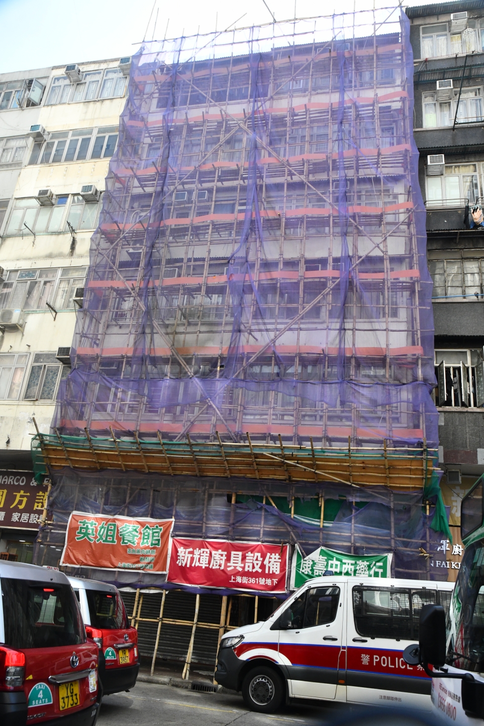 大廈外牆正在搭棚,懷疑賊人從樓上爬棚架潛入單位搜掠。徐裕民攝 大廈外牆正在搭棚,懷疑賊人從樓上爬棚架潛入單位搜掠。徐裕民攝