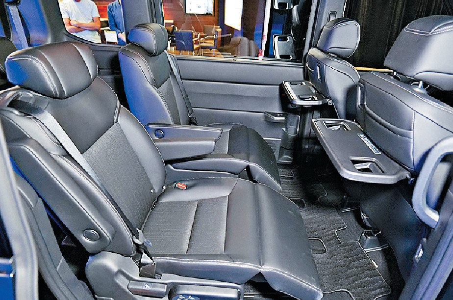 ■中排獨立座椅有腳托,格調豪華。 ■中排獨立座椅有腳托,格調豪華。