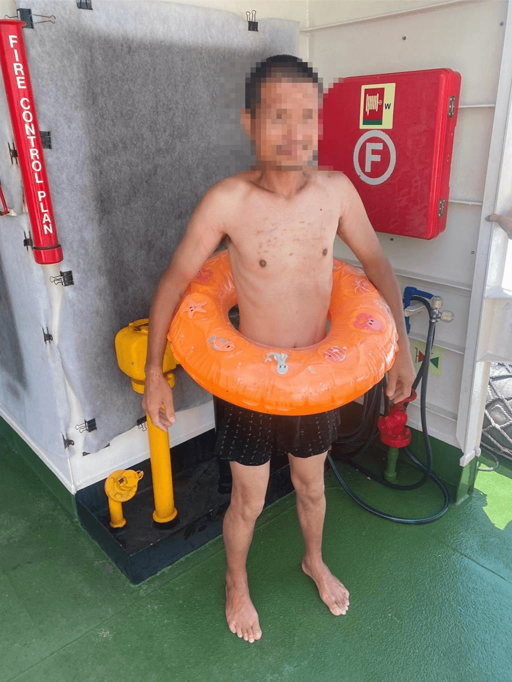 大陸男子23日上午攜套游泳圈泅泳,企圖偷渡大膽島,遭執行巡弋任務的海巡艇查獲。 大陸男子23日上午攜套游泳圈泅泳,企圖偷渡大膽島,遭執行巡弋任務的海巡艇查獲。