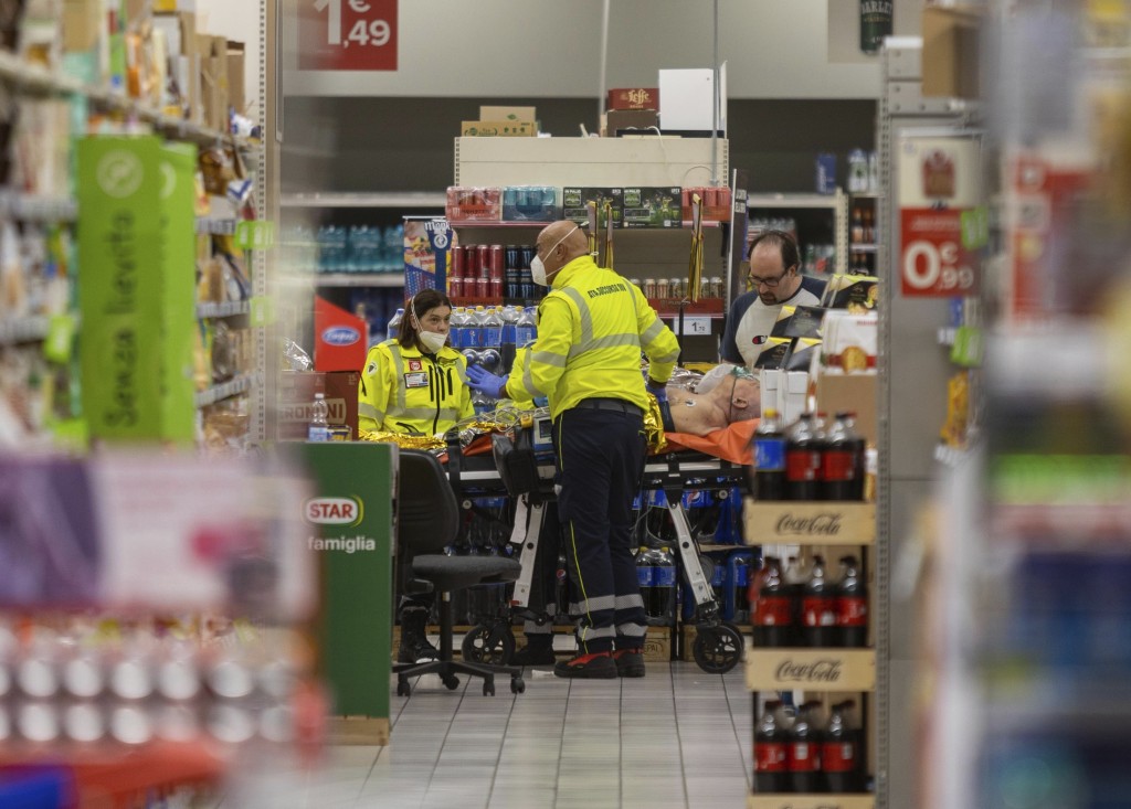 意大利发生超市斩人案，酿1死4伤。AP