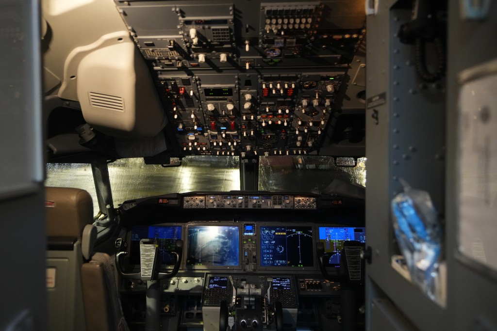 阿拉斯加航空波音737 MAX  9客机驾驶舱等候检查。美联社