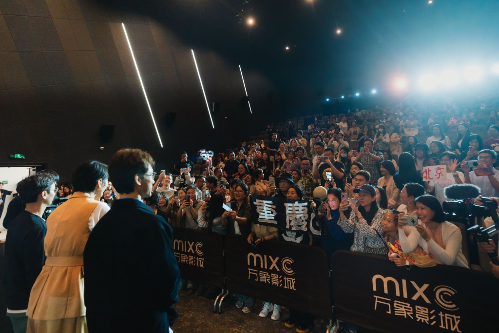 現場好多粉絲撐場。