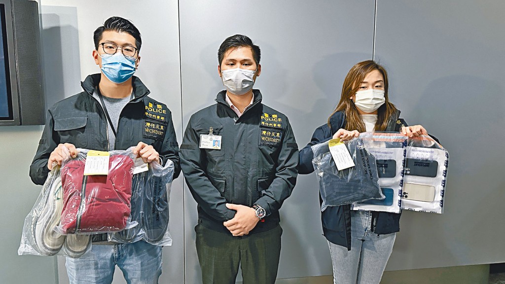 警方檢獲疑犯衣物及手機。