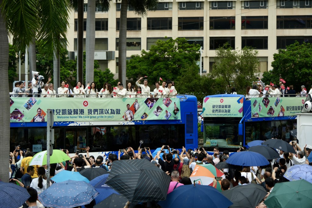 港隊奧運選手巴士巡遊，尖沙咀天星碼頭情況。劉駿軒攝