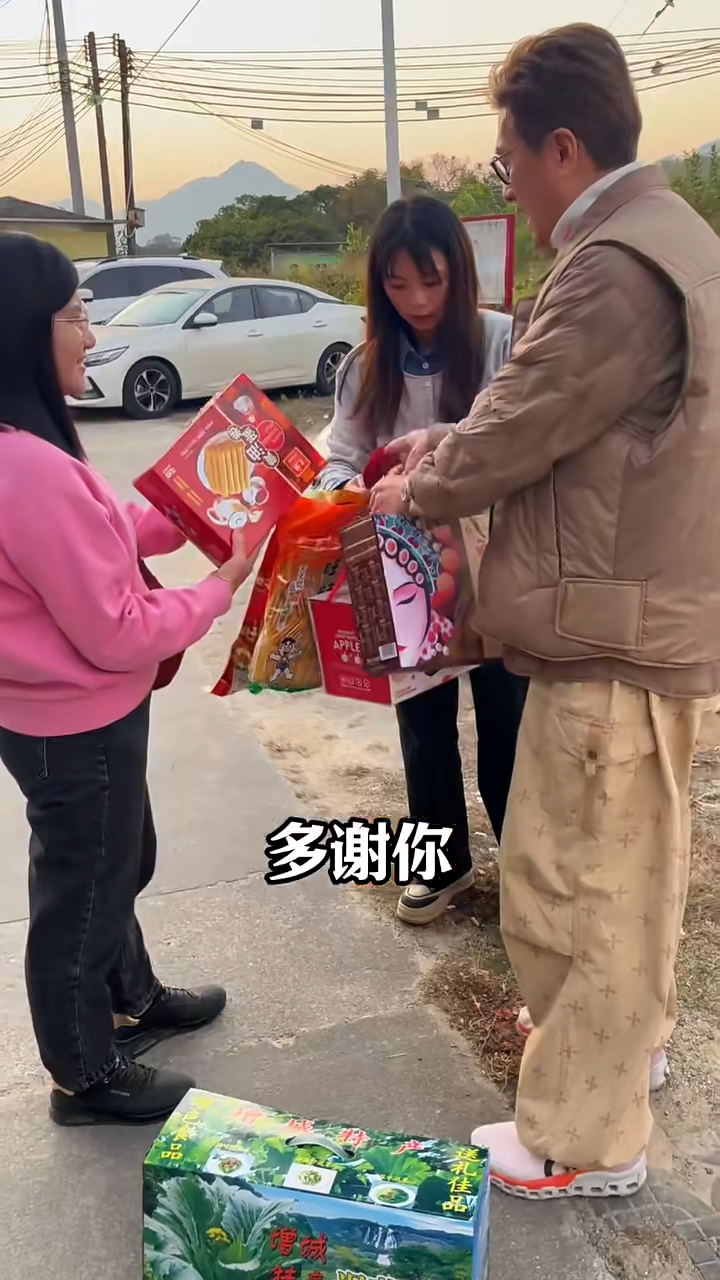 片尾林韋辰便在車內拿出各種零食贈予鄉民。