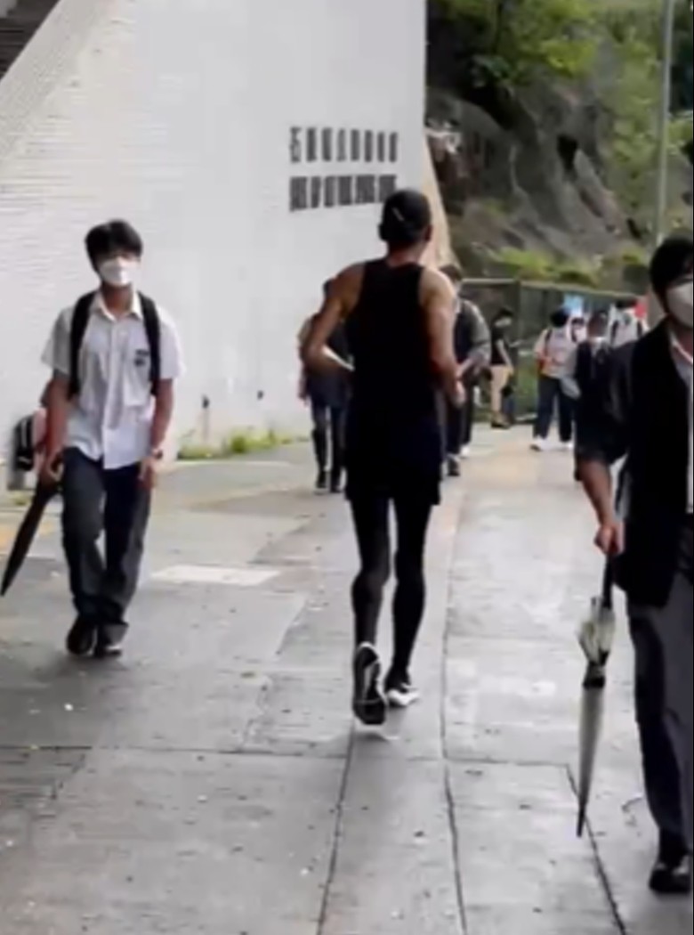 近日有網民貼出日前在石硤尾鬧市拍到發哥的跑步片段。