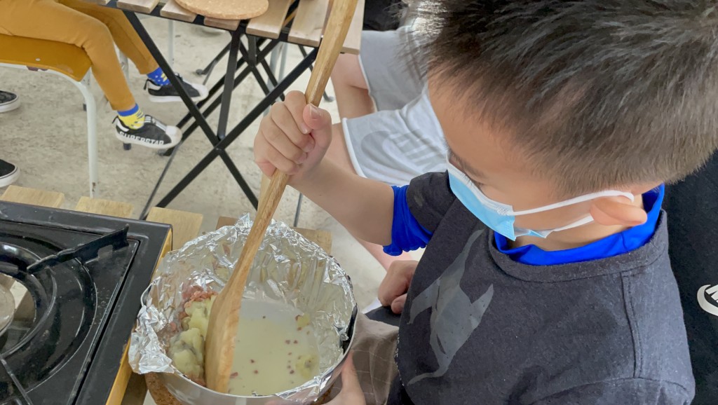 即場學製新鮮薯蓉。