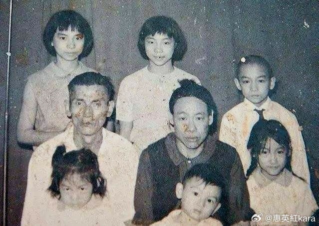 惠英红（前右一）曾在社交网贴出家庭相，见到有哥哥惠天赐（后右一）。