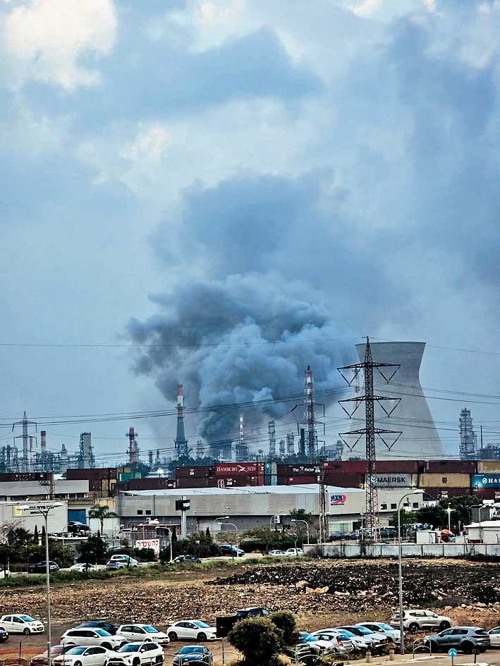 以色列一間煉油廠周四遭伊朗攻擊後冒出濃烟。