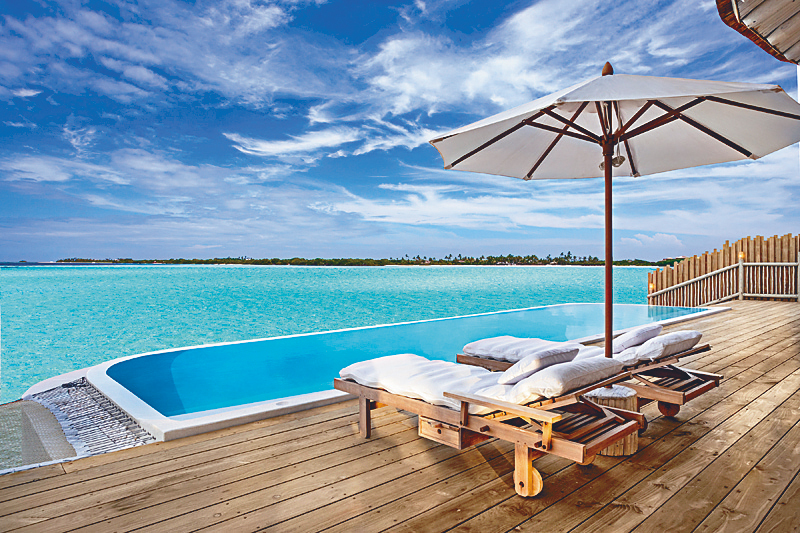 ●從水上屋的私人泳池區外望，盡是諾魯環礁的迷人景致。