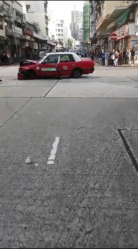 涉事的的士車頭嚴重損毀。網上片段截圖