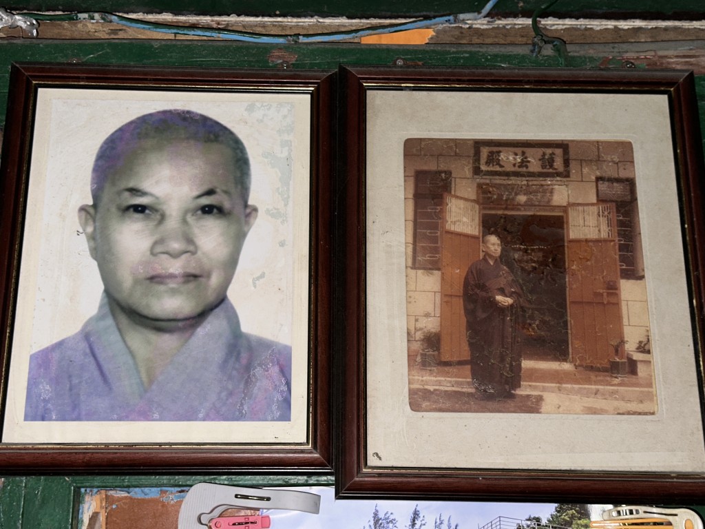 蘇婆婆獨居多年，廟堂內有不少舊照。