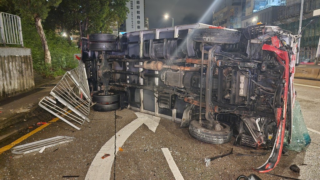 輕型貨車翻側橫亙路中。