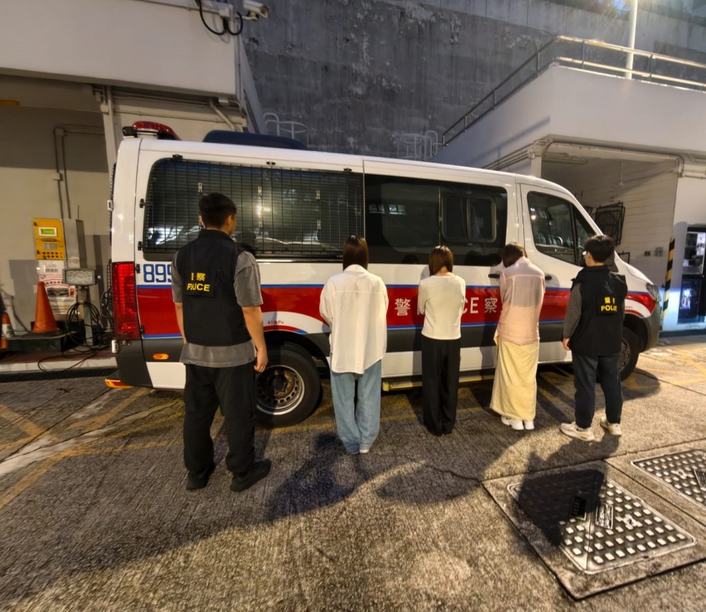 警方拘捕3名本地女子。 警方拘捕3名本地女子。