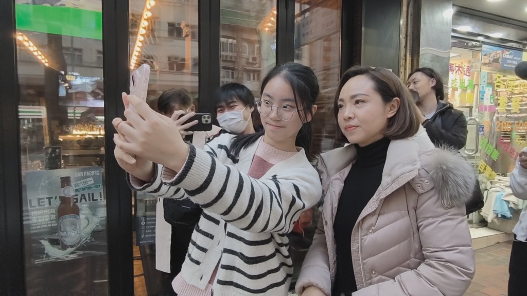 有市民在陳家珮離開警署時上前要求合照。