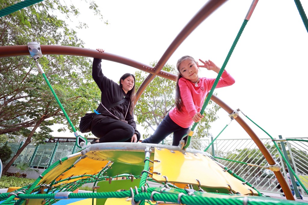 游乐空间设有适合不同年龄的健体设施，包括绳网阵、儿童弹跳床及健体充电自行车，促进跨代连结和游乐互动。