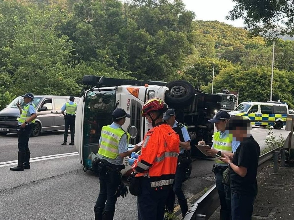 貨車失控翻轉。FB：Edwin Ying Fai@小心駕駛(討論別人同駕駛態度)