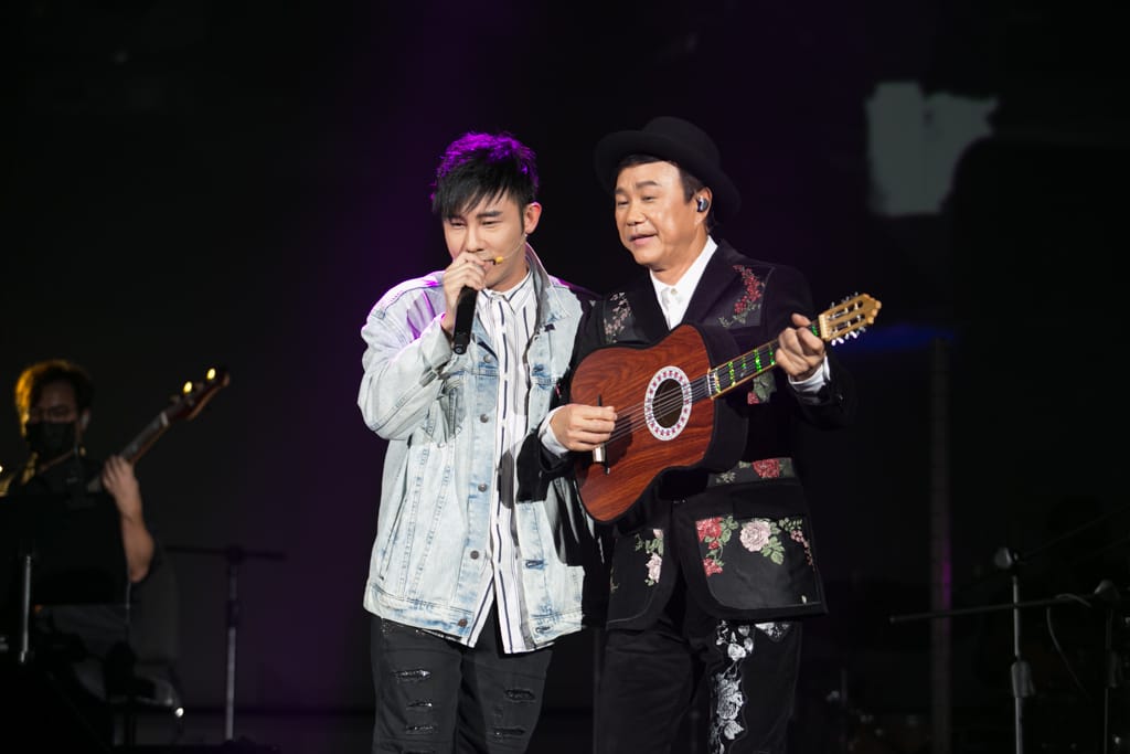 與甄澤權在台上表演魔術。