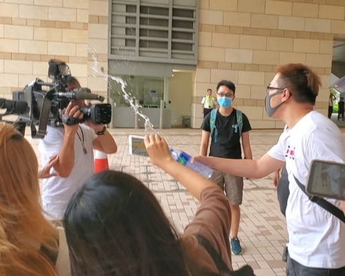 有聲援人士向電視台攝影師多次潑水。陳楚琨攝