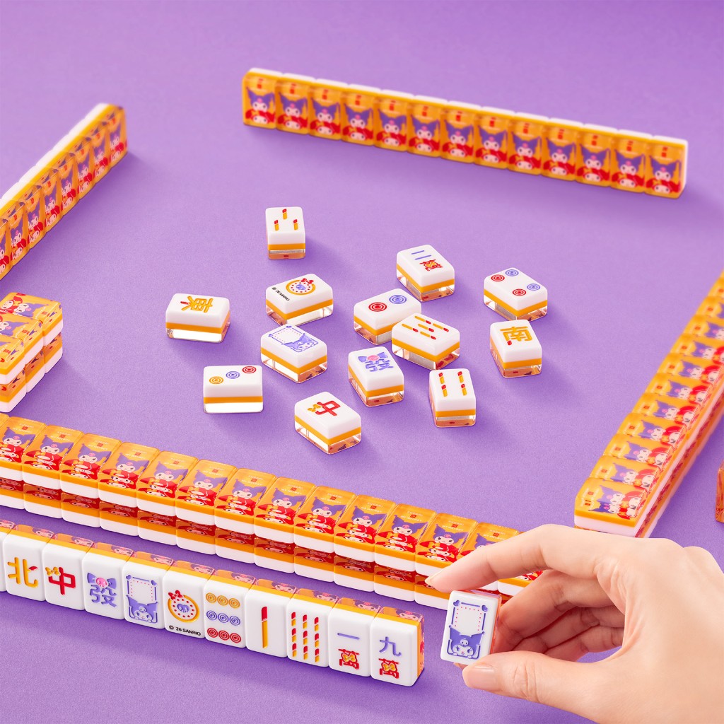 沾上茄汁的薯條變「索子」、「花牌」則分別印上My Melody配搭薯條、新地、巨無霸及經典紙袋;Kuromi亦會與薯餅、豬柳蛋漢堡、飲品及包裝盒登場、「一筒」和「萬子」還會掛上兩個萌爆角色的招牌蝴蝶結。(圖片來源:麥當勞) 沾上茄汁的薯條變「索子」、「花牌」則分別印上My Melody配搭薯條、新地、巨無霸及經典紙袋;Kuromi亦會與薯餅、豬柳蛋漢堡、飲品及包裝盒登場、「一筒」和「萬子」還會掛上兩個萌爆角色的招牌蝴蝶結。(圖片來源:麥當勞)