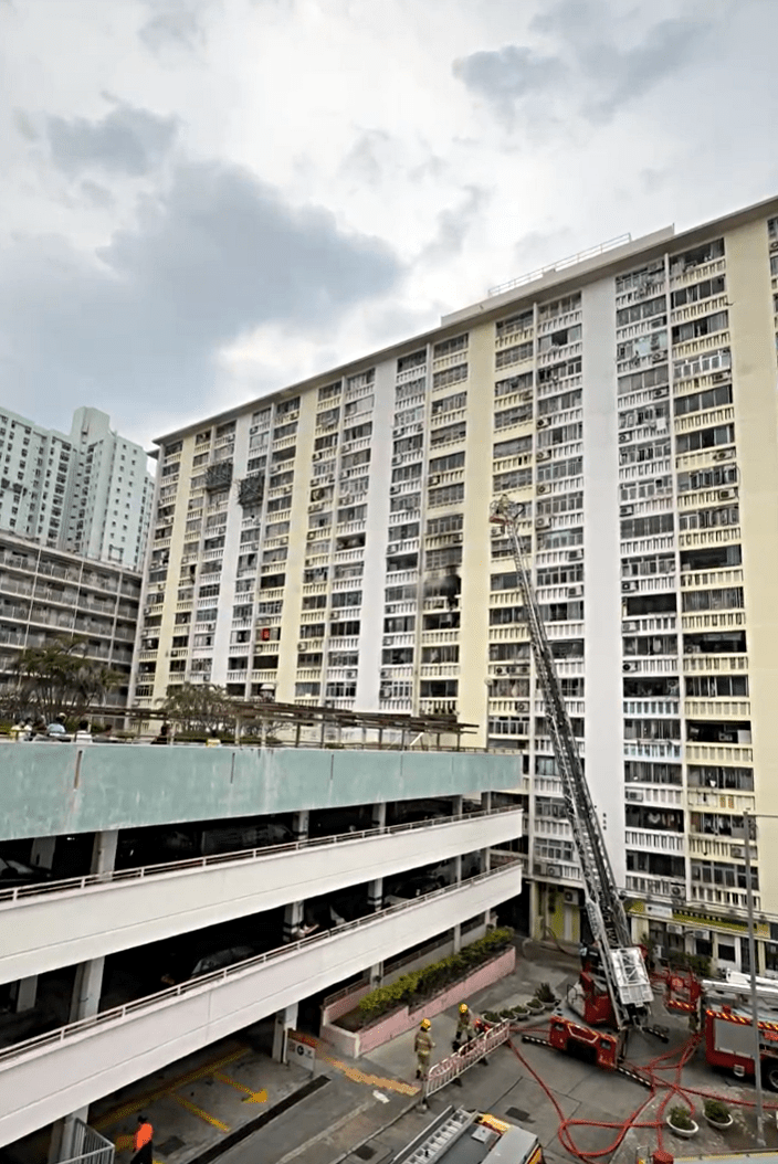 消防升起雲梯救火。fb：張偉楠 