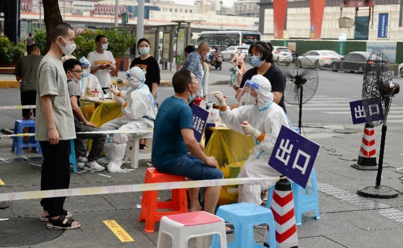 中疾控指內地新冠陽性率降至4.5%至5.5%。 AP資料圖片