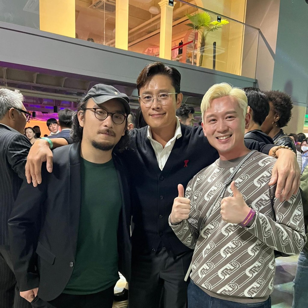 凌文龙（右）在釜山国际电影节向一班韩星集邮。