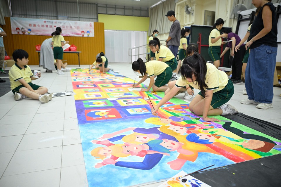 天主教伍华小学的师生为启德简约公屋项目绘画。