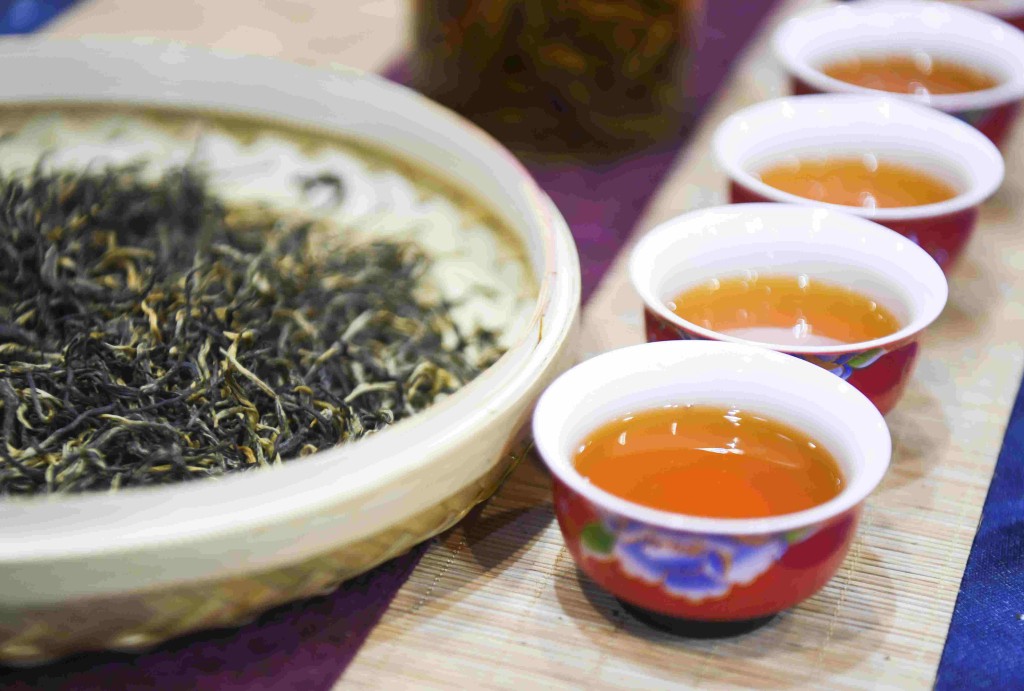 书中涉及采茶、制茶、泡茶、品茶以及不同朝代的茶文化。