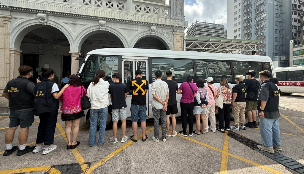 警方拘捕15名男女。警方提供