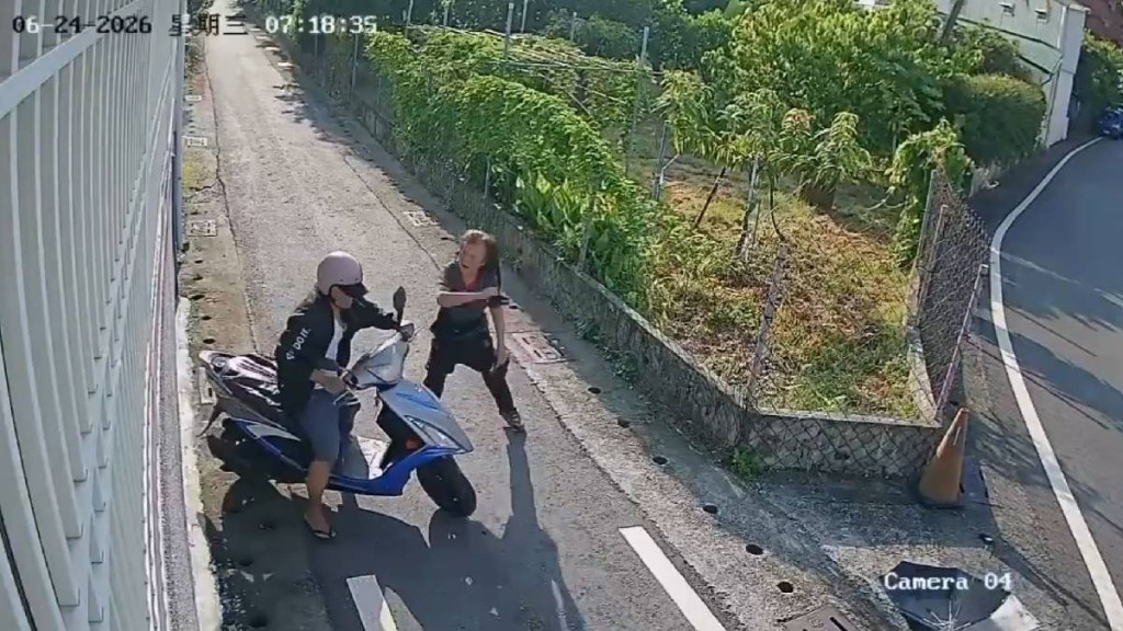 屏東78歲退休女教師擊退搶手袋匪徒。