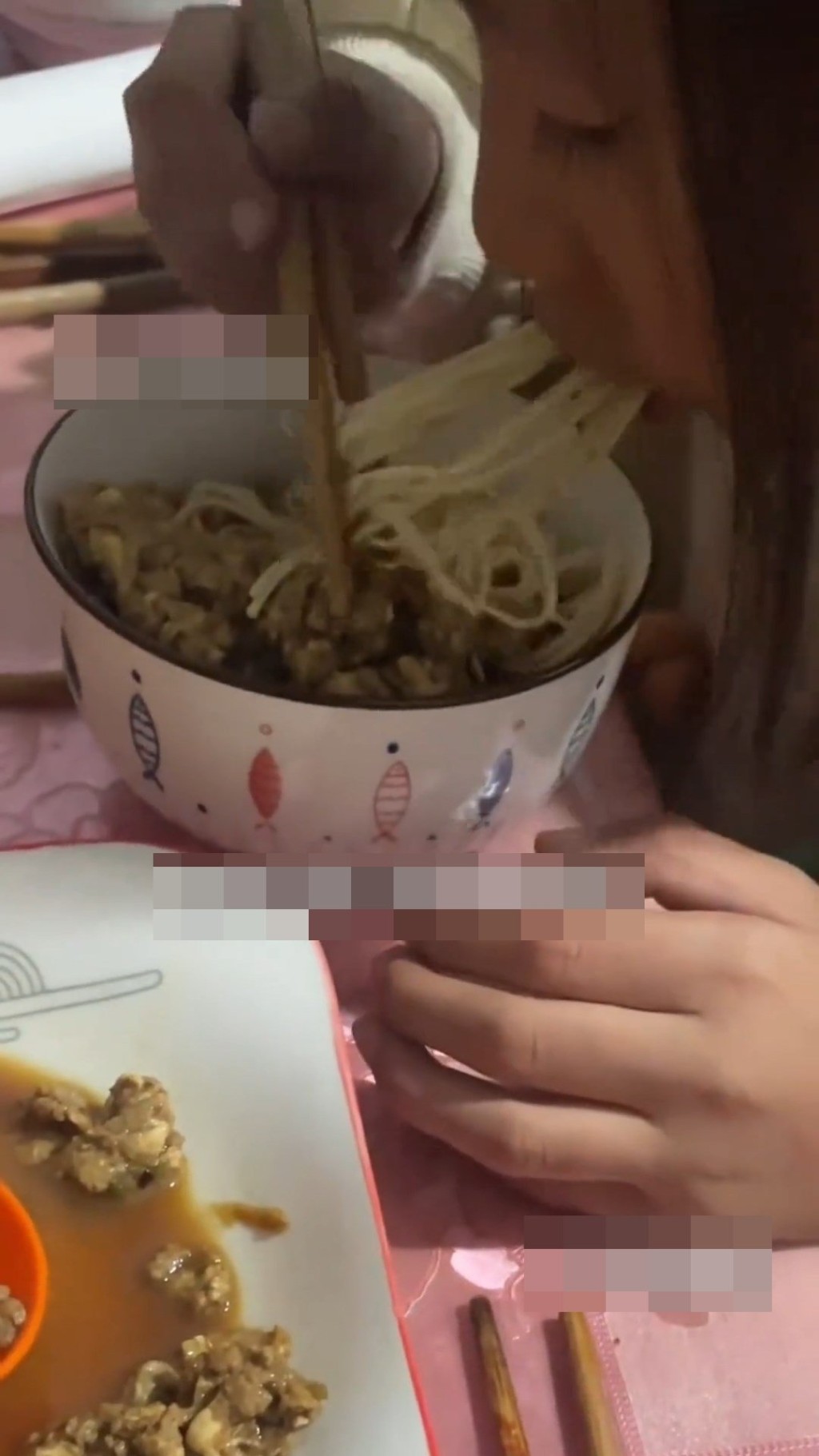 妹妹得到哥哥悉心照顧。 妹妹得到哥哥悉心照顧。