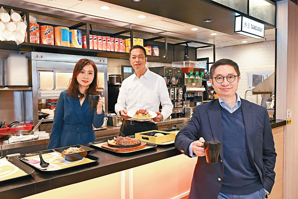 ■美心快餐及機構餐務市務主管梁美寶（左）、快餐部行政總廚屈偉江（中）與《頭條日報》廣告部副總經理劉孟輝（Jacky）分享美心MX的發展里程，並特別推介招牌港式奶茶及叉燒炒蛋飯。