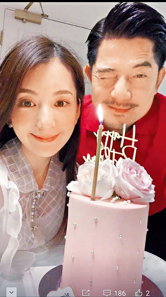 城城以舊照賀老婆方媛生日快樂。