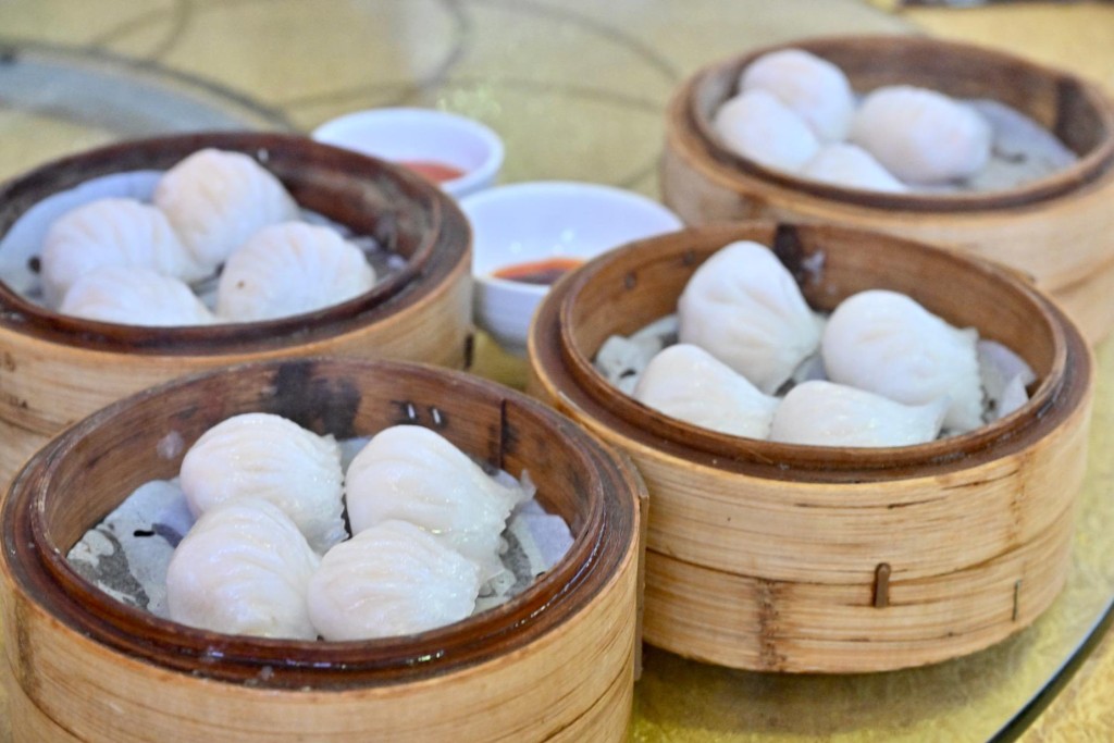 他們點了多款點心,包括以七一折優惠顧客的蝦餃。卓永興FB圖片 他們點了多款點心,包括以七一折優惠顧客的蝦餃。卓永興FB圖片