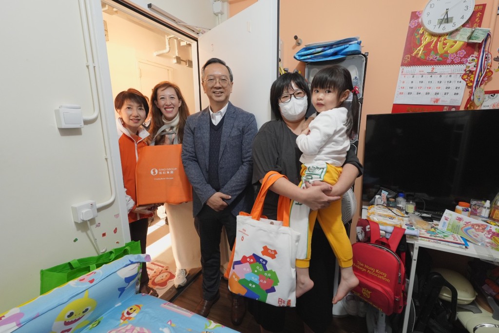 房屋局副局長戴尚誠與信和義工隊一同探訪「普綠軒」過渡性房屋居民。(受訪者提供)