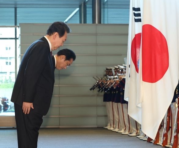 2023年3月，南韩总统尹锡悦访日，与日本首相岸田文雄检阅仪仗队，当时曾因照片重叠了两面国旗，引发尹锡悦向日国旗行礼的误会。 资料图