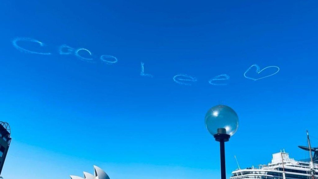 位於澳洲雪梨的天空，出現「Coco Lee」及愛心符號。（TVBS新聞網圖片）