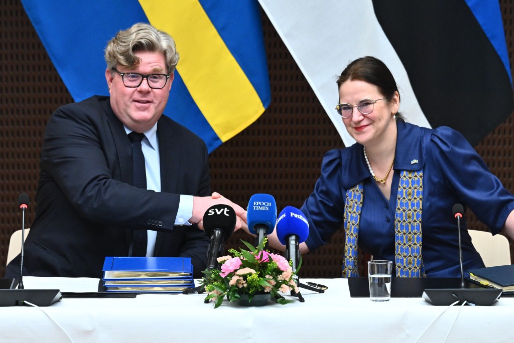 瑞典司法部長 Gunnar Strömmer(左)和愛沙尼亞司法和數字事務部長 Liisa-Ly Pakosta 簽署在愛沙尼亞租賃監獄的協議。法新社 瑞典司法部長 Gunnar Strömmer(左)和愛沙尼亞司法和數字事務部長 Liisa-Ly Pakosta 簽署在愛沙尼亞租賃監獄的協議。法新社