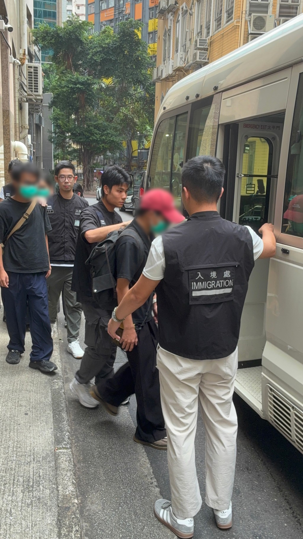 入境處拘捕5名內地黑工。入境處圖片 入境處拘捕5名內地黑工。入境處圖片