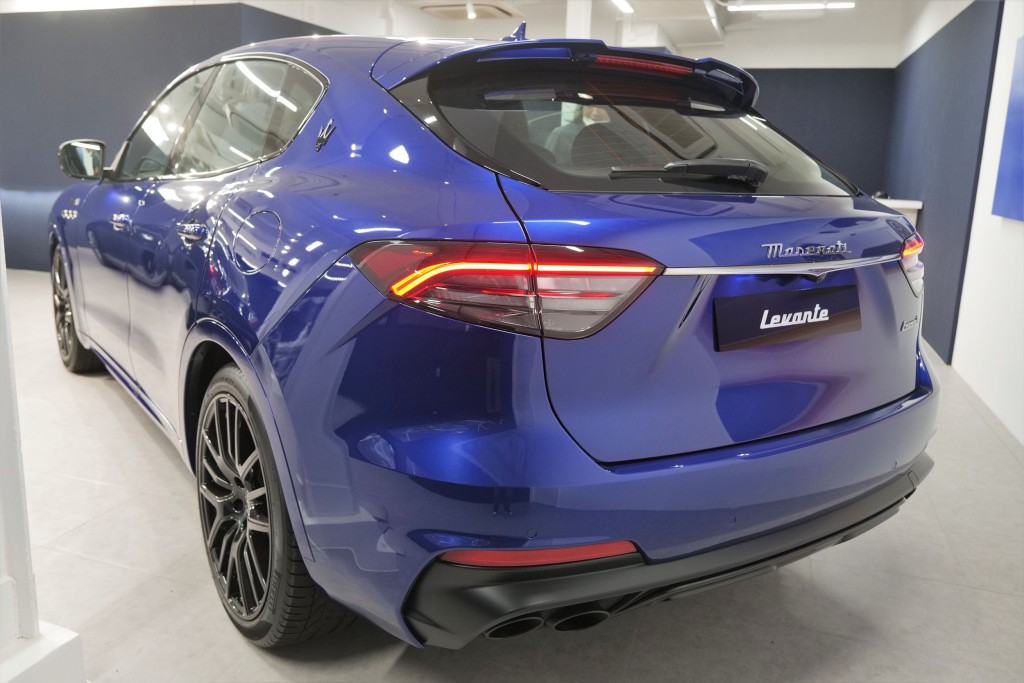 尾燈重新設計，展示車加有多項配件，連稅落地價$1,763,644。