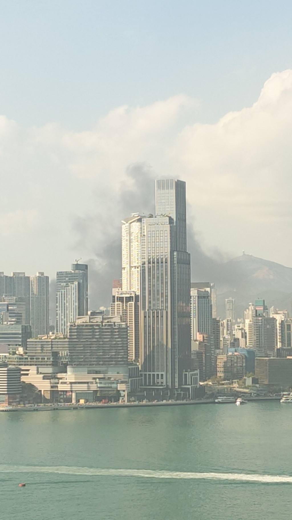 黑煙沖天,遠至港島可見。網上圖片 黑煙沖天,遠至港島可見。網上圖片