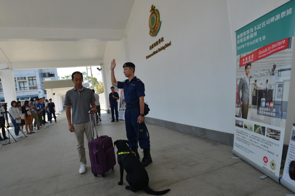 海關首次引入4隻鈔票搜查犬配合執法工作。