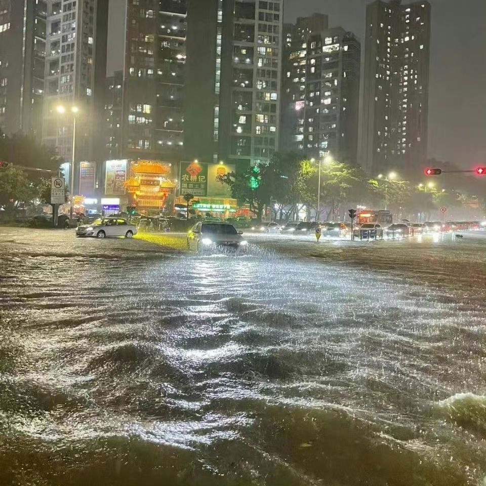 深圳多区出现严重水浸，马路变成汪洋。