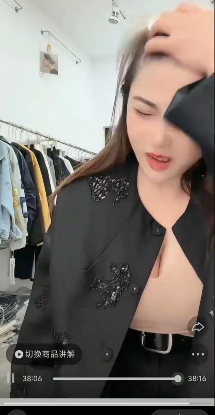 王炸姐在直播時突然表示頭痛不適。