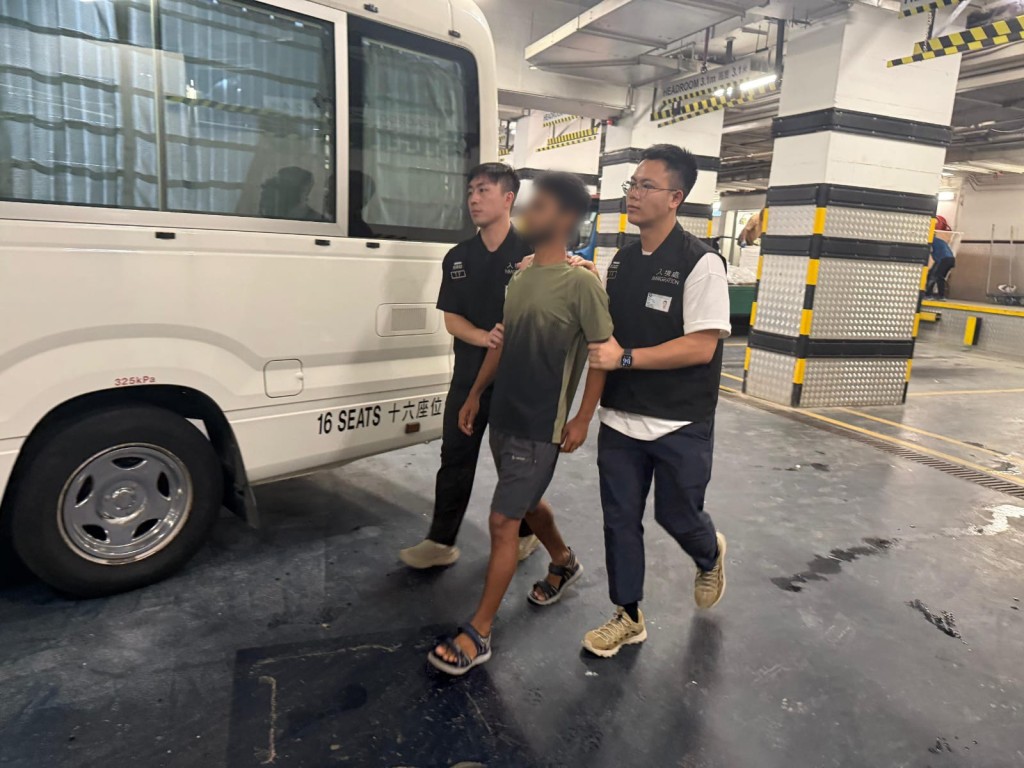 入境處拘捕15人,包括8名非法勞工。入境處圖片 入境處拘捕15人,包括8名非法勞工。入境處圖片