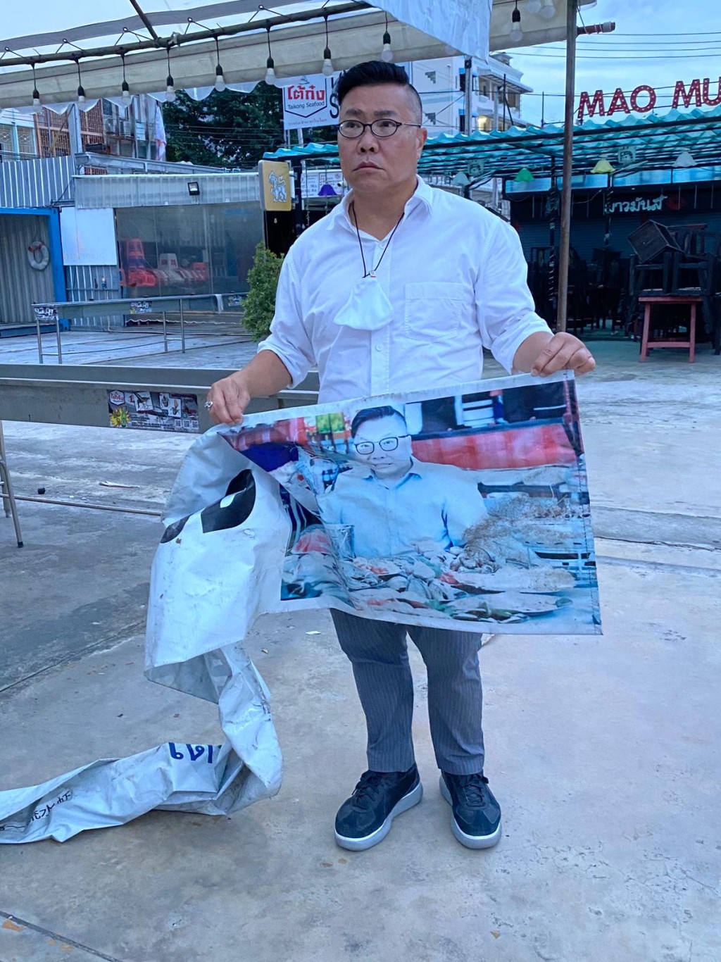 个多月前嘅泰国夜市好冷清,Roger执起被弃置,用他做生招牌嘅流水活虾食店海报影相。