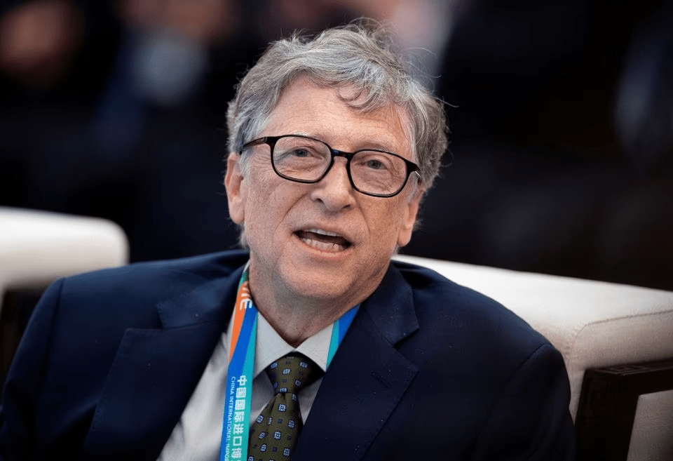 富豪排行榜中名列第4位的是比尔盖茨 (Bill Gates)，他是微软公司创办人，曾任微软董事长、CEO和首席软体设计师，并持有公司超过8%的普通股，也是公司最大的个人股东。路透图