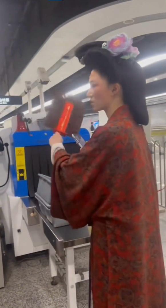 汉服女子上海地铁安检被拒（网图）